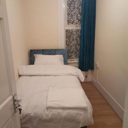 Single Bedroom Near London Seven Kings Train Station Ilford Extérieur photo