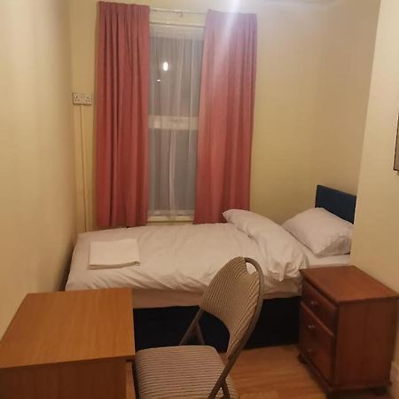 Single Bedroom Near London Seven Kings Train Station Ilford Extérieur photo