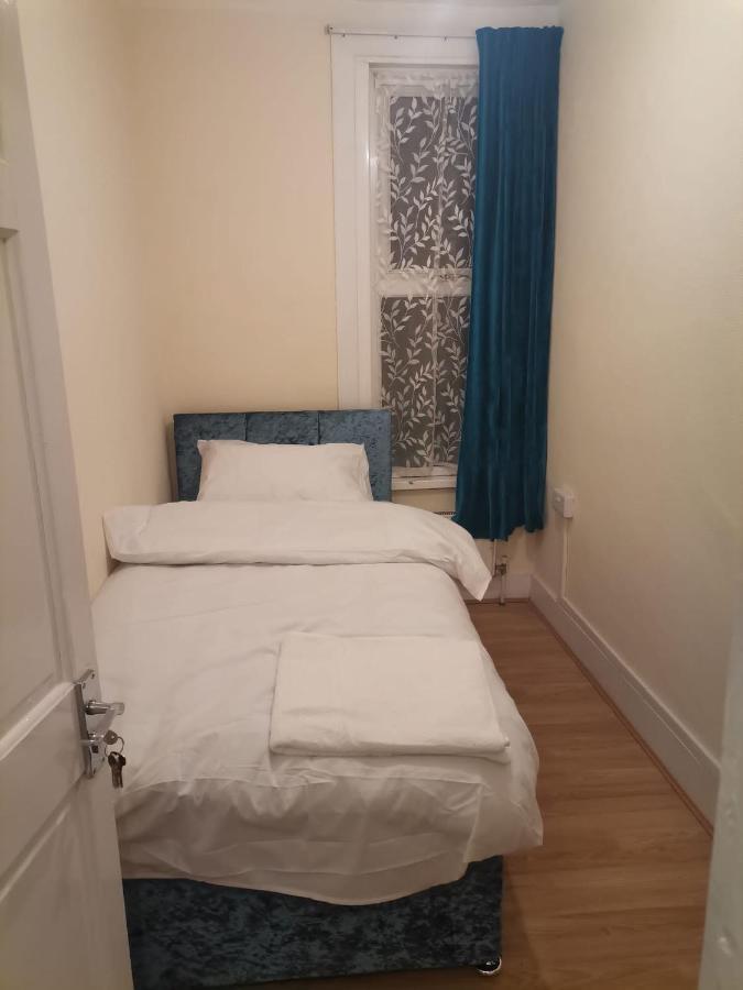 Single Bedroom Near London Seven Kings Train Station Ilford Extérieur photo